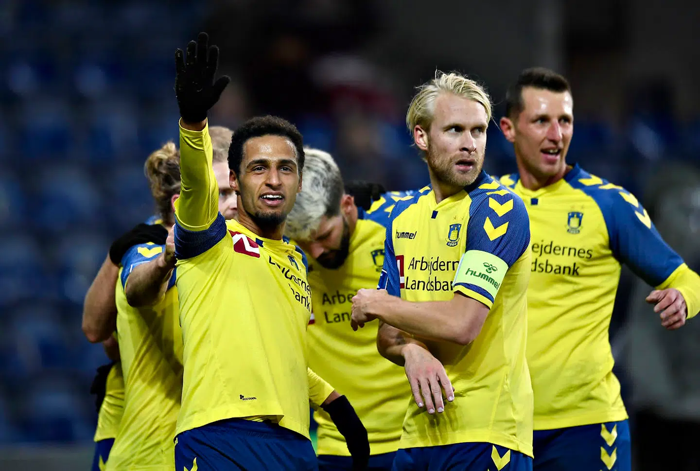På banen går det godt. Brøndby er nummer et i Superligaen.