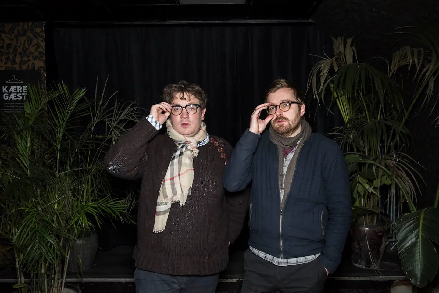 Rasmus Bruun og Frederik Cilius, der er kendt fra 'Den Korte Radioavis', kan nu opleves live i 'Det Skide Show' i rollerne som seniorkorrespondent Kirsten Birgit Schiøtz Kretz Hørsholm og redaktør Rasmus Bruun.