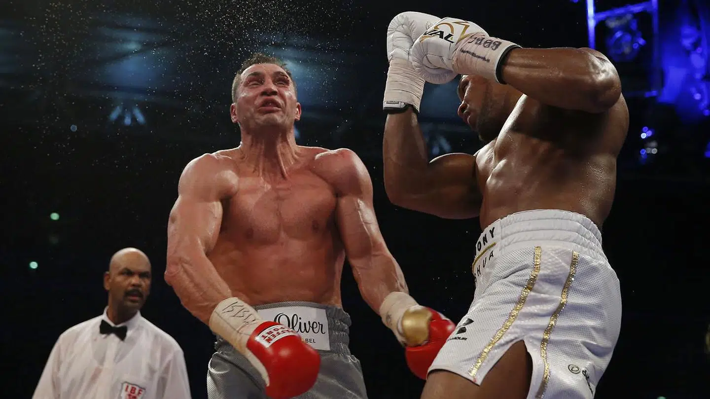 Kampen mellem Wladimir Klitschko og Anthony Joshua bølgede frem og tilbage. Men det var den 28-årige brite, der i sidste ende sejrede på brutal knockout i London.