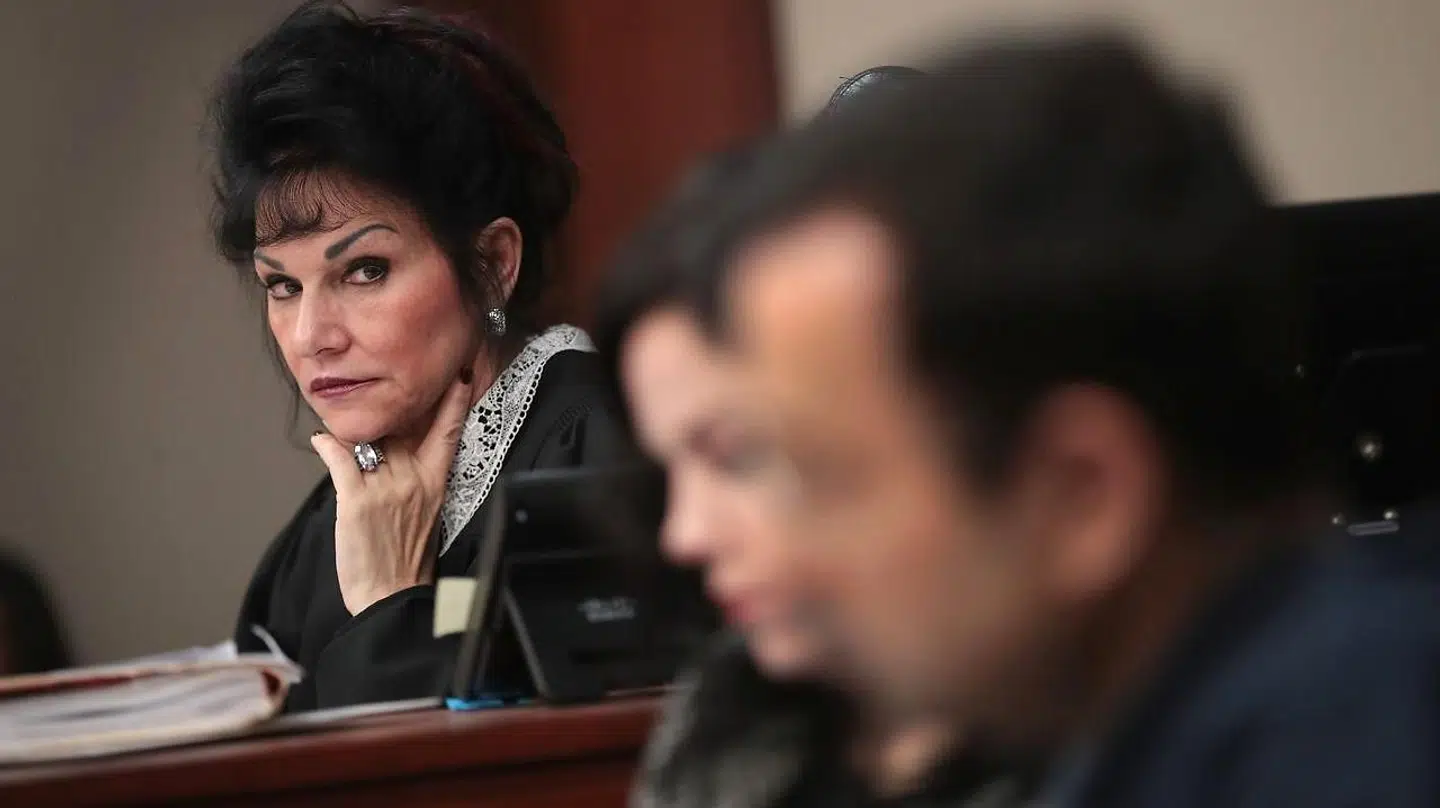 Dommer Rosemarie Aquilina (tv) ydmygede Larry Nassar (th) i retten i Michigan: »Jeg har netop underskrevet din dødsdom,« sagde hun ved strafudmålingen.