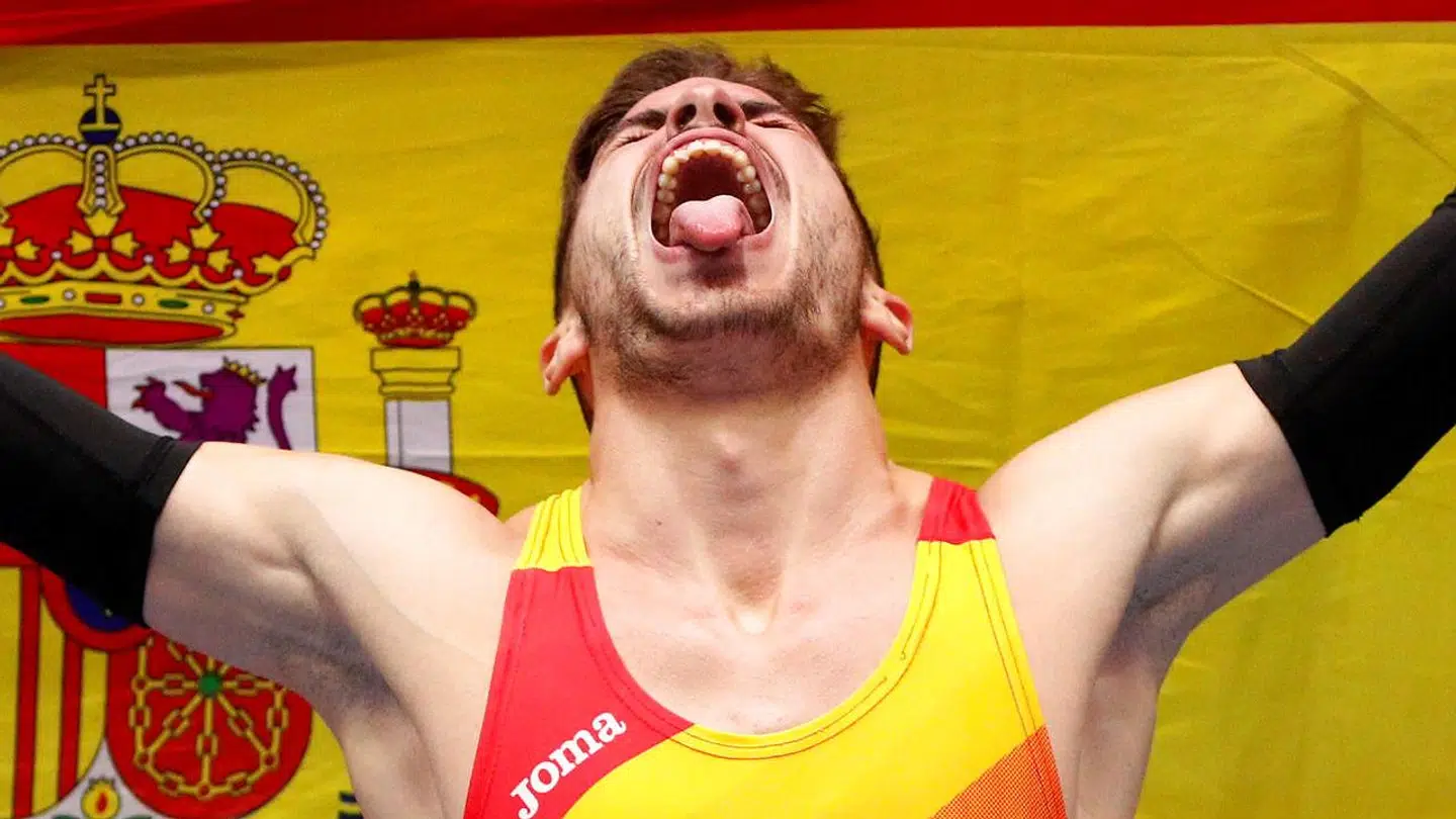 Oscar Husillos jubler efter at have vundet guld på 400 meter ved inde-VM i atletik. Minutter efter blev han diskvalificeret for ikke at holde bane.