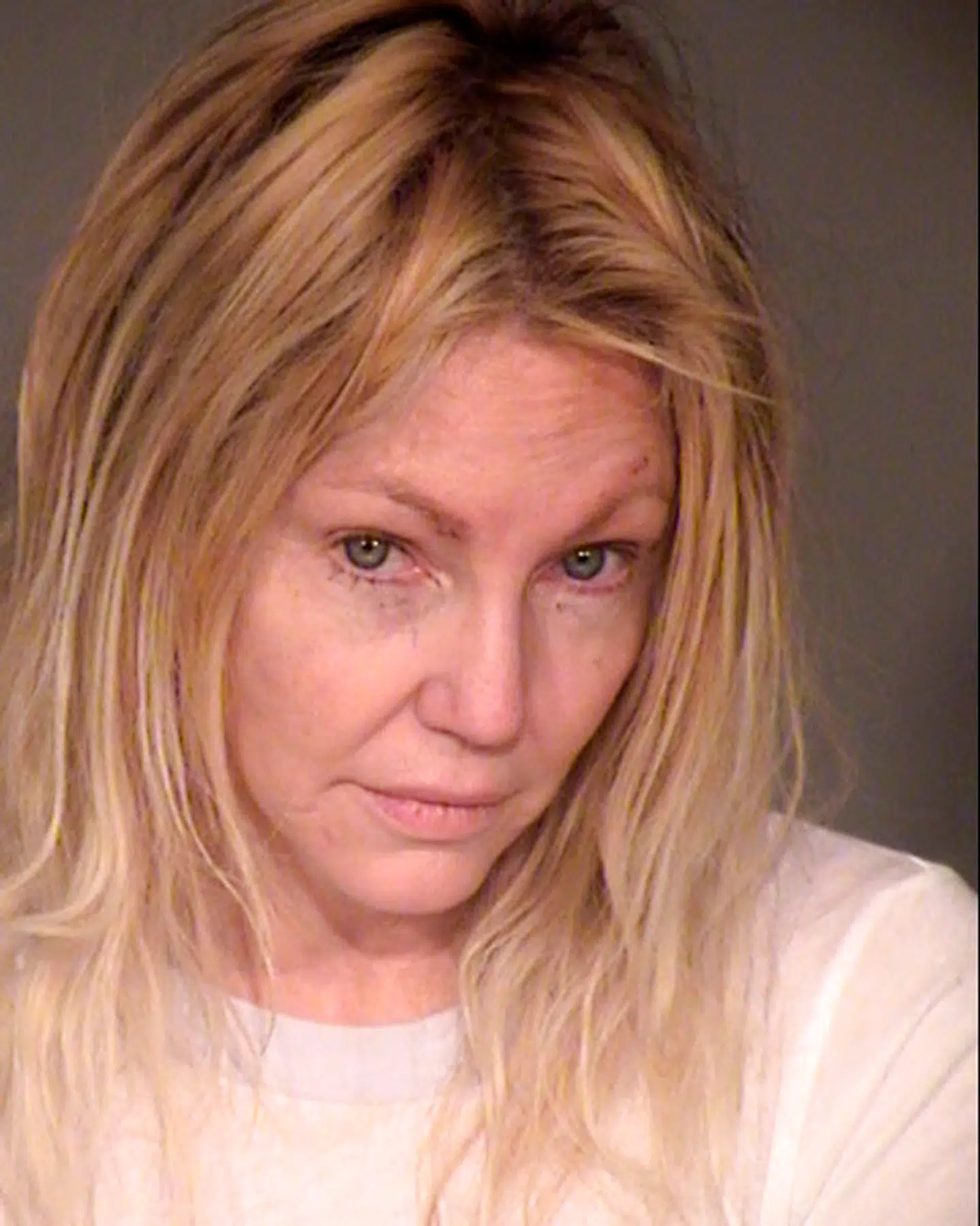 Heather Locklear på sit andet mugfoto taget søndag aften af politiet i Ventura County i Californien, efter hun var blevet anholdt for vold mod tre politibetjente og for at have bidt næsetippen af sin kæreste.
