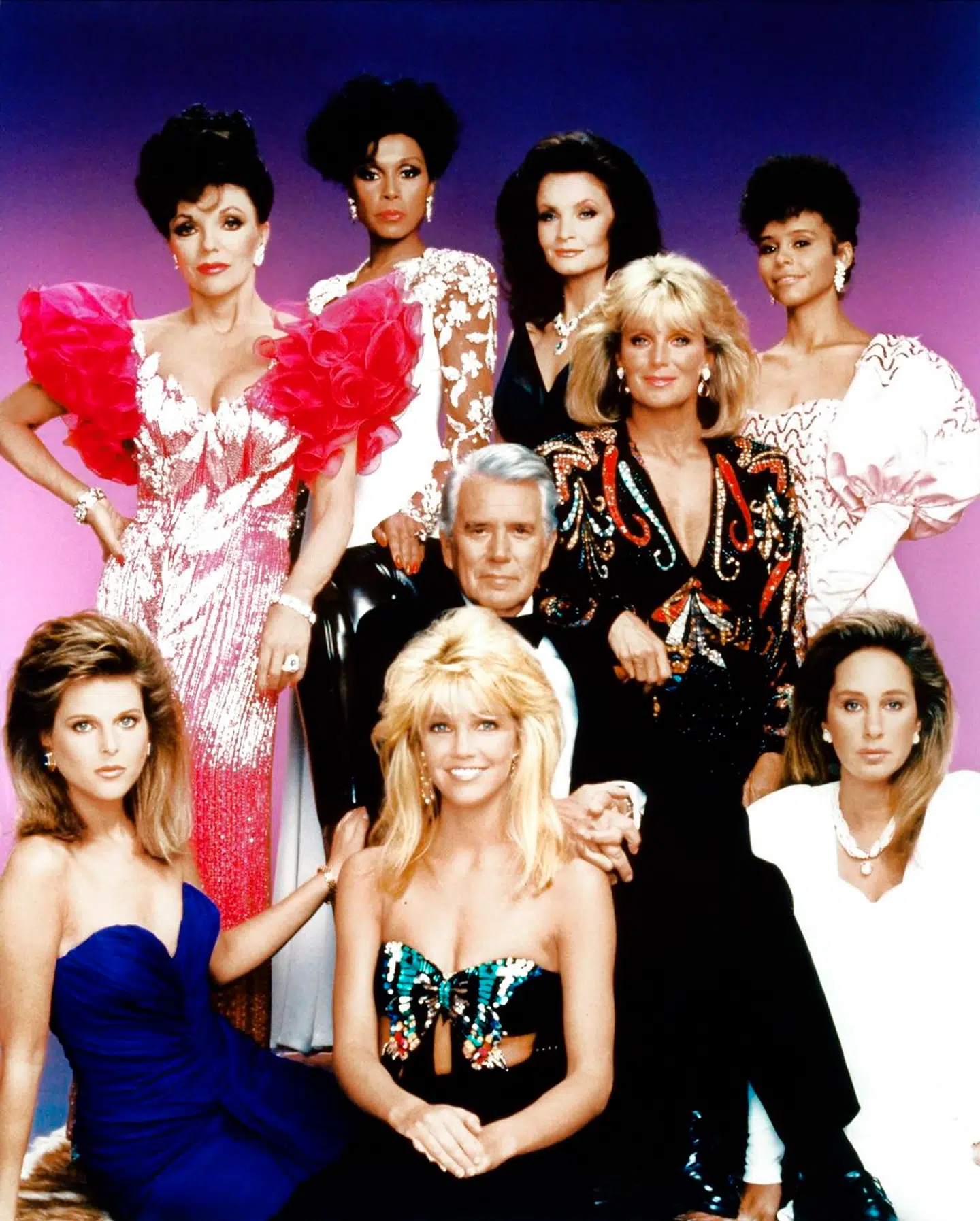 Heather Locklear i front i et af de ikoniske gruppebilleder fra 80'ernes store tv-serie 'Dollars'.