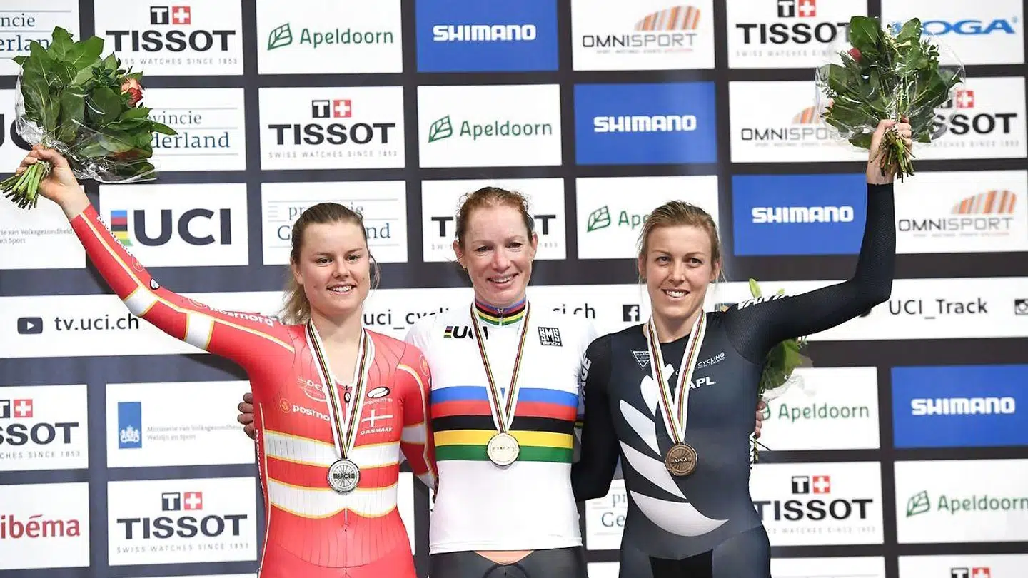 Amalie Didieriksen (tv) ses her med sin sølvmedalje efter VM i omnium. I midten guldvinderen Kirsten Wild fra Holland og til højre bronzevinderen Rushlee Buchanan fra New Zealand.