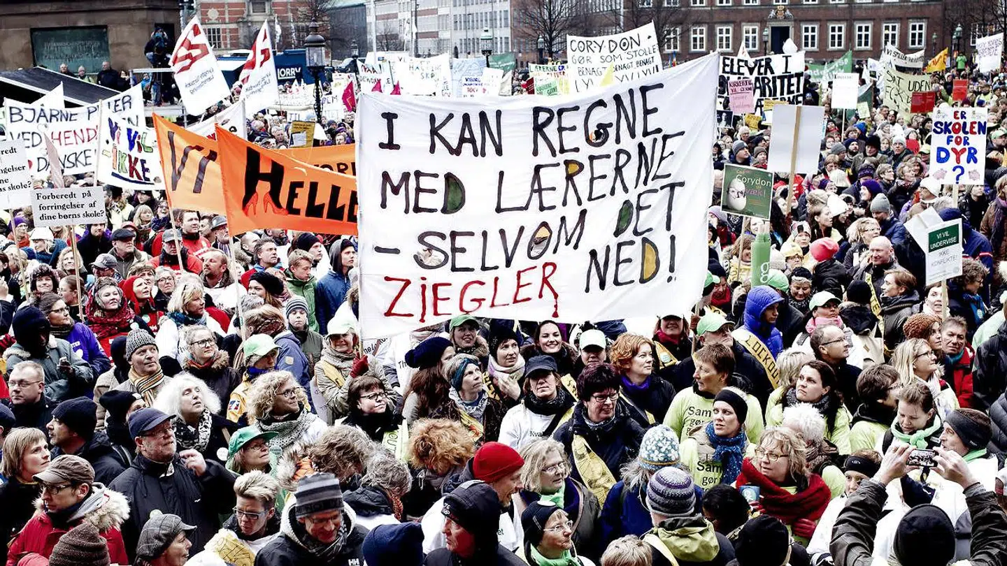 Under lærer lockouten i 2013 demonstrerede 40-50.000 lærere på Christiansborg Slotsplads. Det kan blive forligsmand Mette Christensens opgave at rede trådene ud, hvis overenskomstforhandlingerne ender med storkonflikt. Og hun har prøvet det før.