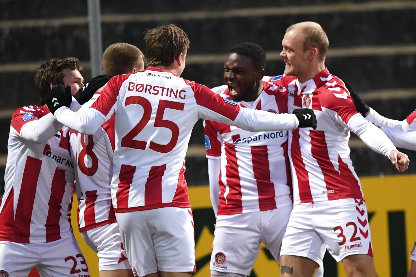 Jores Okore omfavnes efter scoring i Haderslev. Scanpix/Claus Fisker