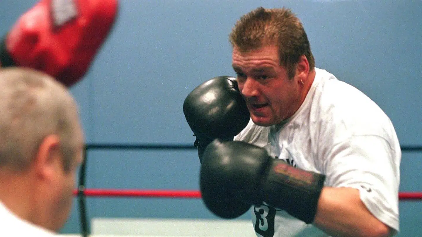 Den legendariske boksetræner Jean Schmücker holder puder for den tidligere topbokser Brian Nielsen op til VM-braget mod amerikanske Larry Holmes i 1997.