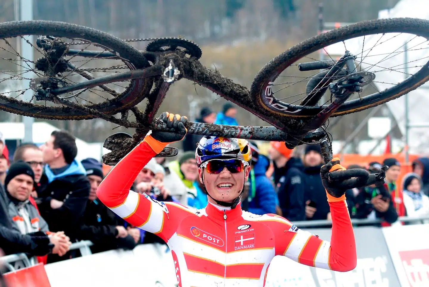 Simon Andreassen fejrer sin VM-titel i cykelcross i 2015 . AFP PHOTO / MICHAL CIZEK