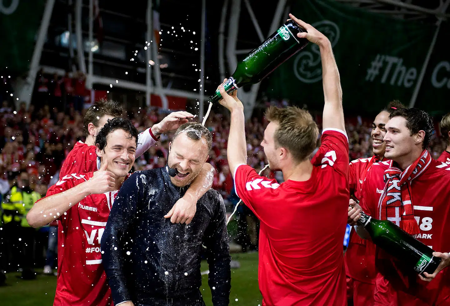 Lars Jacobsen blev overhældt med øl efter Danmarks 5-0-triumf mod Irland, hvor han var ekspert for Kanal 5. (Foto: Liselotte Sabroe/Scanpix 2017)