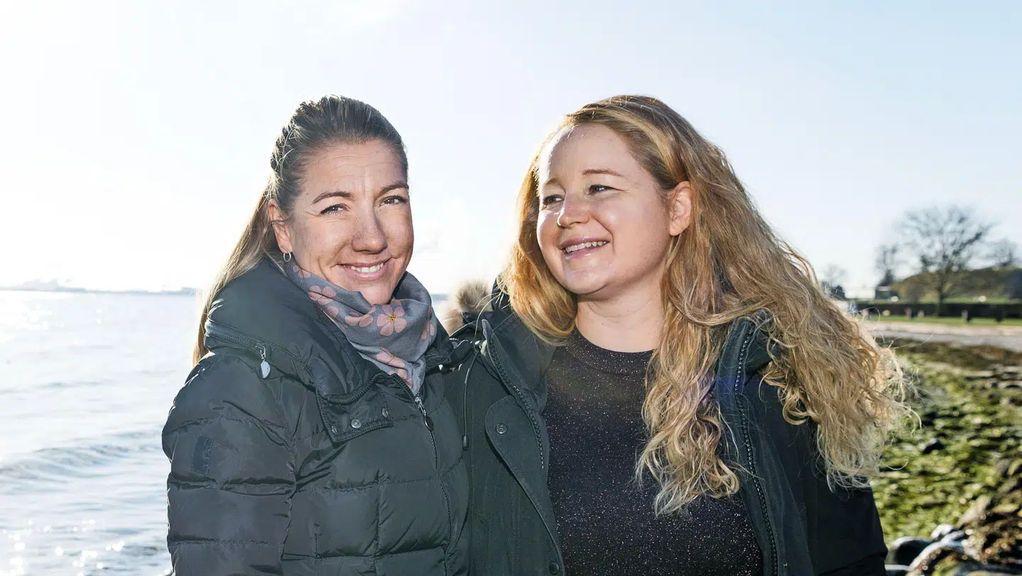 Signe Langtved Pallisgaard (th) med sin veninde, Camilla Heiberg Freiberg (tv), der lider af als.