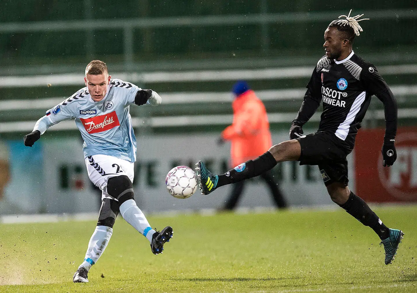 Sønderjyskes Stefan Gartenmann, til venstre, skyder til bolden mens Silkeborg IF's Valance Nambishi ser til. Silkeborg vandt mandag aftens Superliga-kamp i Haderslev 1-0.