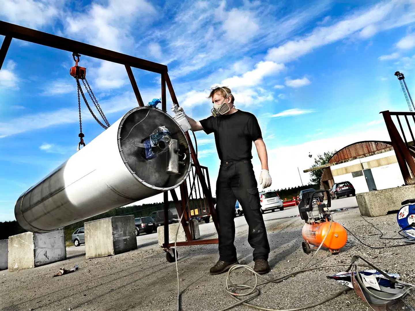Peter Madsen spraymaler en raket foran sit rumlaboratorium på Refshaleøen.