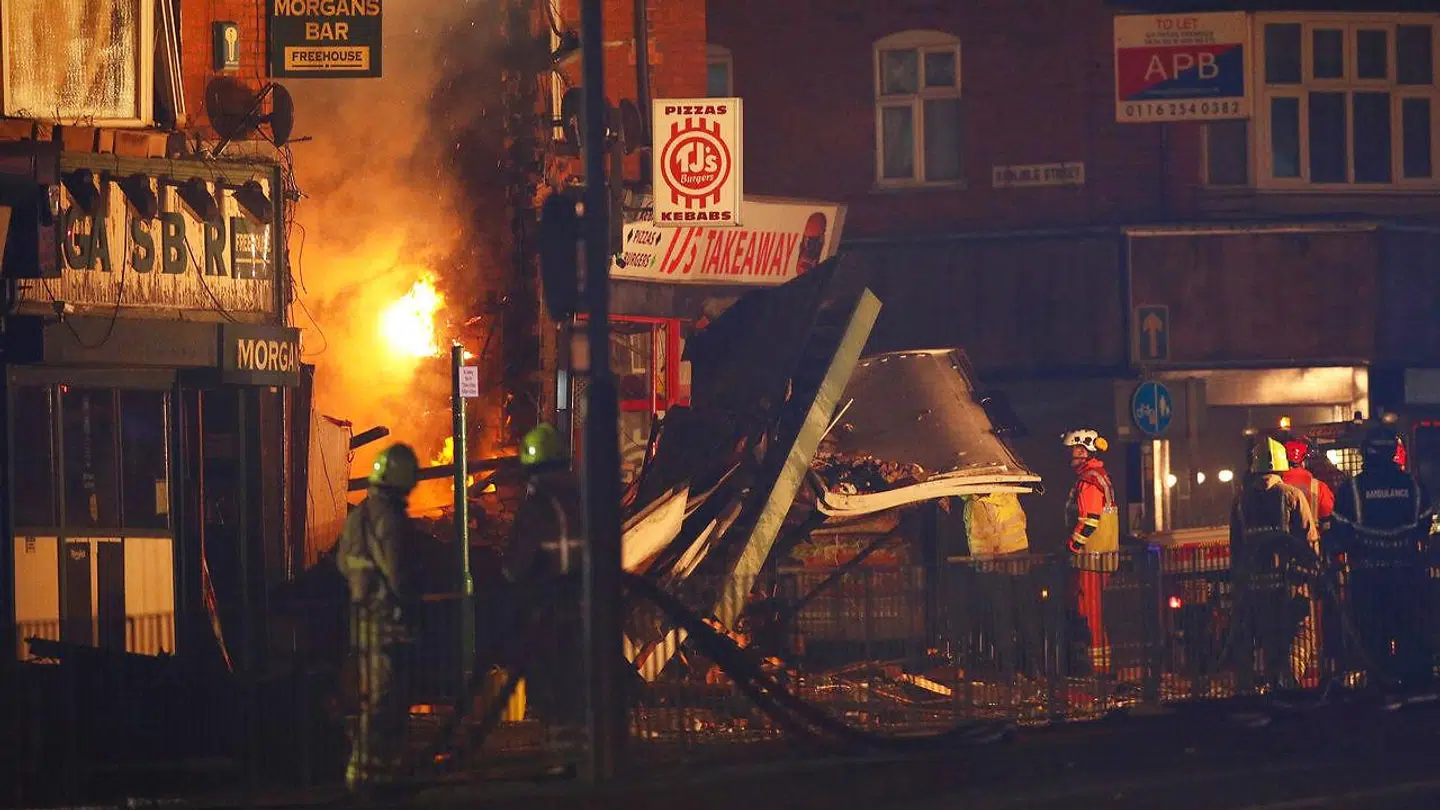 Redningsarbejdere leder efter personer i det sammenstyrtede hus.