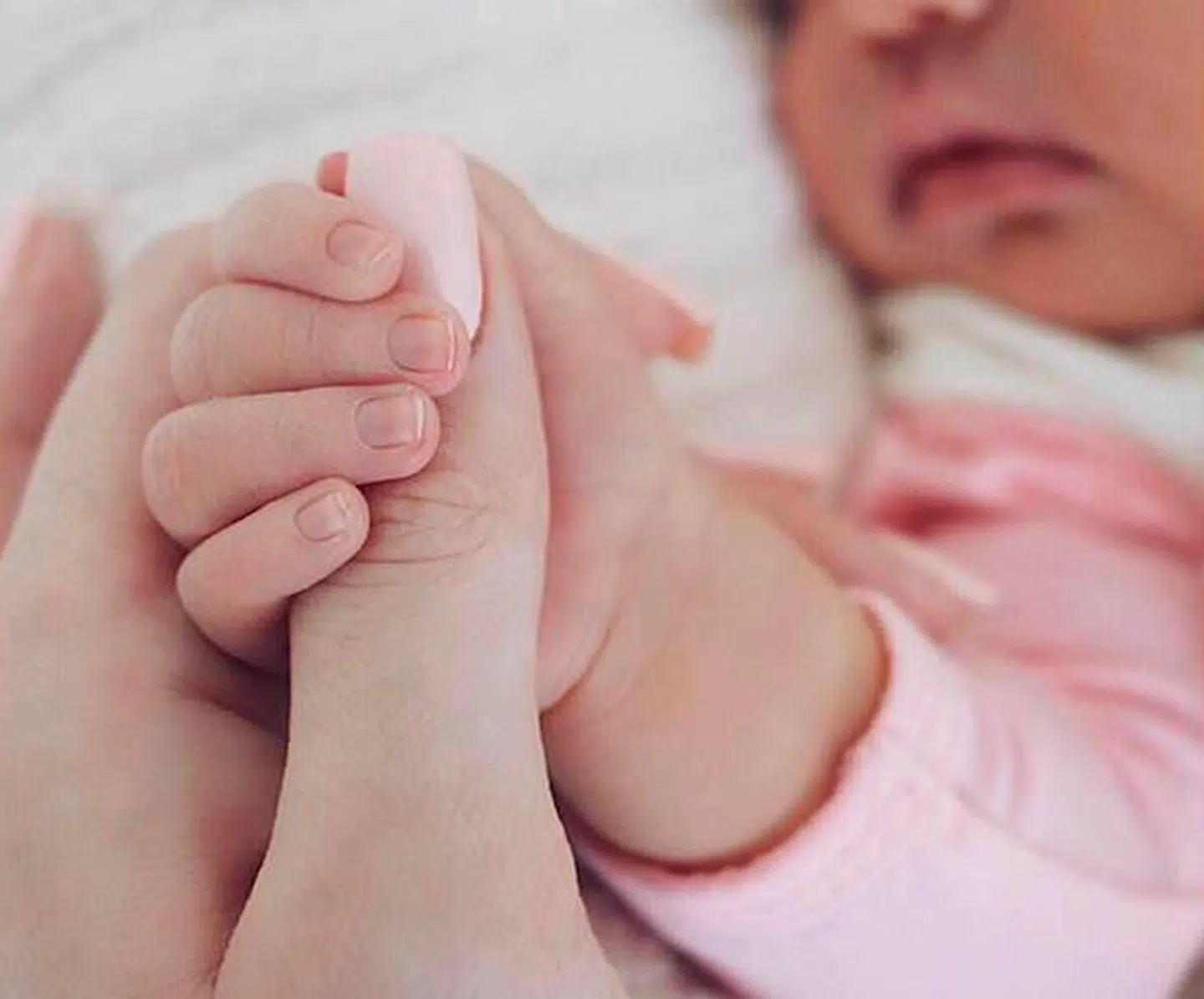 Det første billede af den lille tilføjelse i Kardashian-familien.