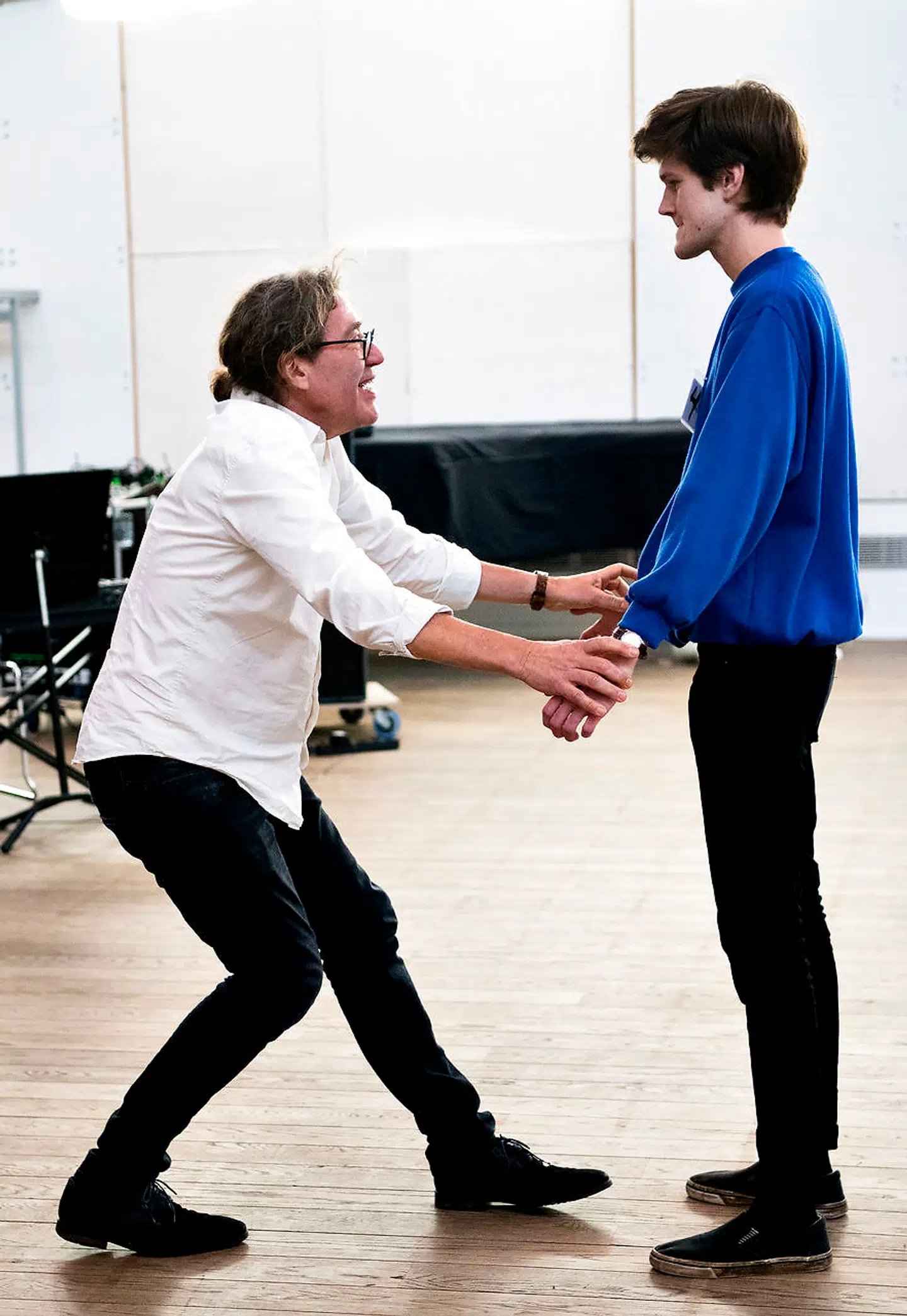 »Hey, lad armene hænge helt roligt ned. Og så syng, for fa'en. Men for os. Vi er lige her!«Peter Langdal har fat i det 21-årige talent Jakob fra Amager og afslutter lige med at 'sømme' ham fast med to indbildte søm, så han er sikker på, at den unge mand står helt stille.