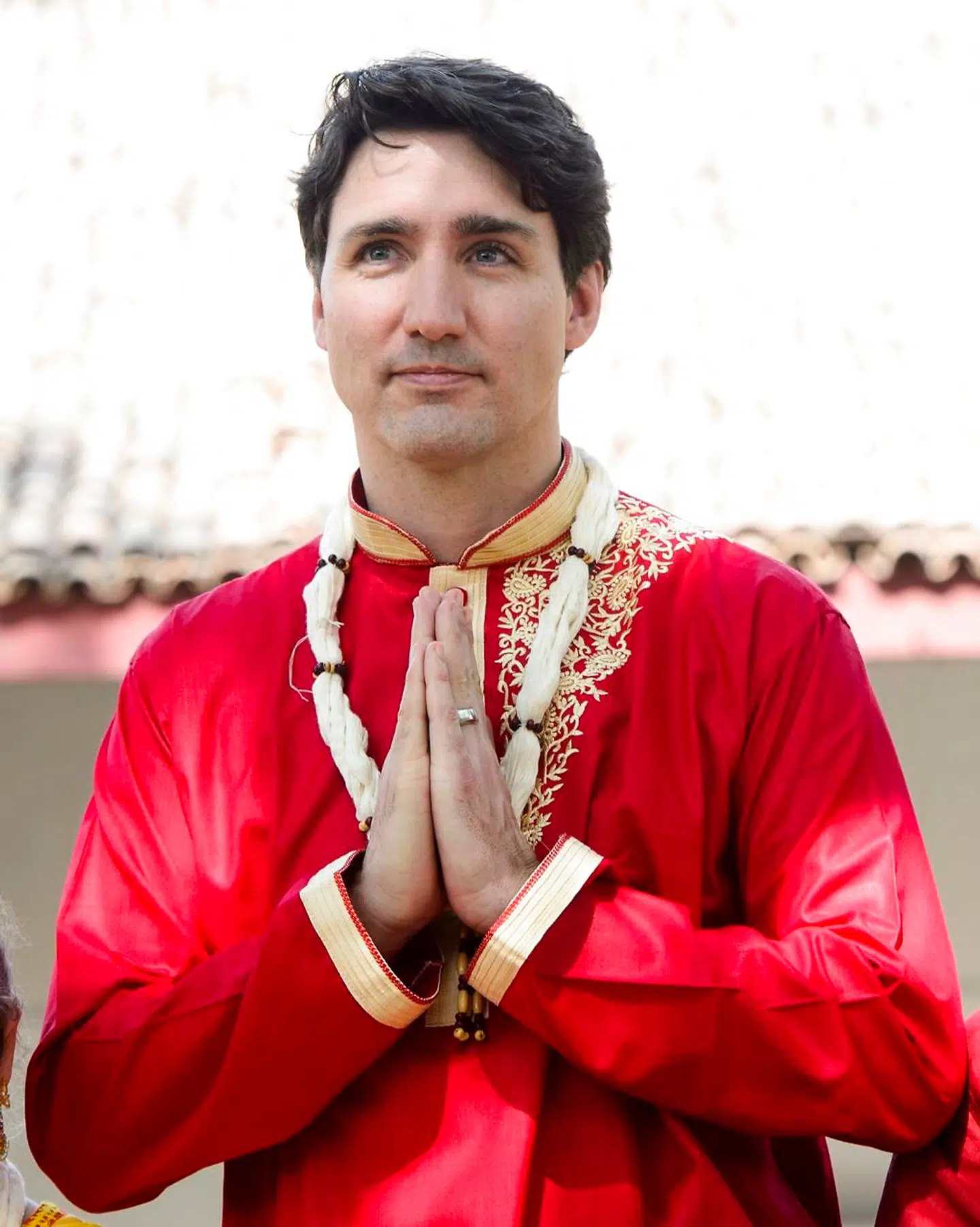 Justin Trudeau har her valgt at iklæde sig en dragt, som ellers kun bæres af en brudgom... i en Bollywoodfilm.