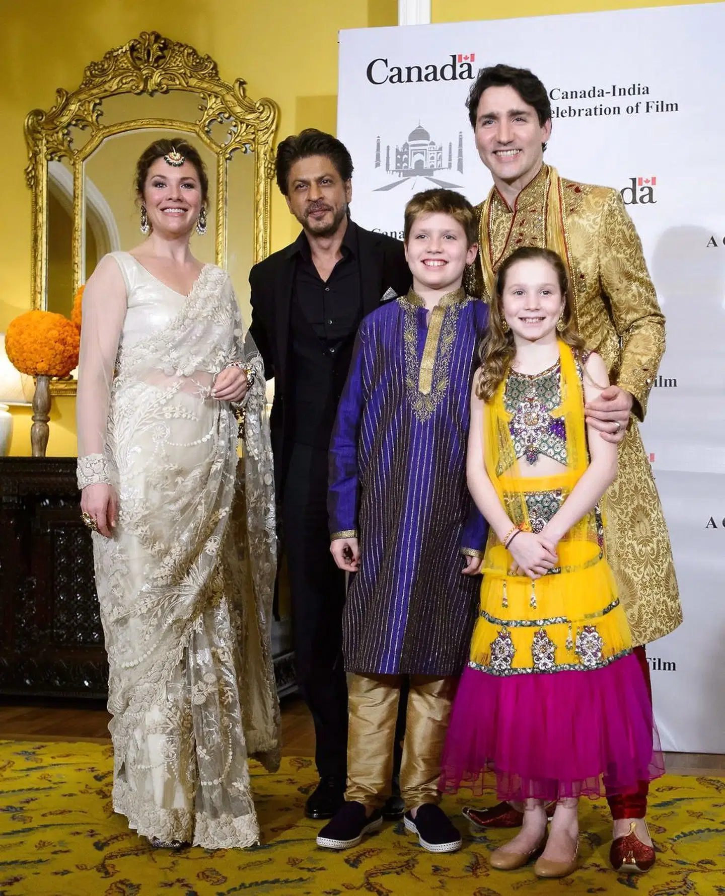 De canadiske premiereminister Justin Trudeau, hans kone Sophie Gregoire Trudeau og deres to børn møder den indiske Bollywoodstjerne Shan Rukh Khan.