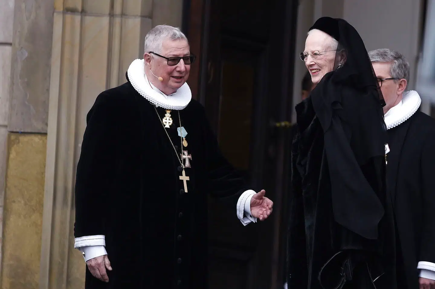 Dronning Margrethe og præst Erik Norman Svendsen, der skal stå for bisættelsen.