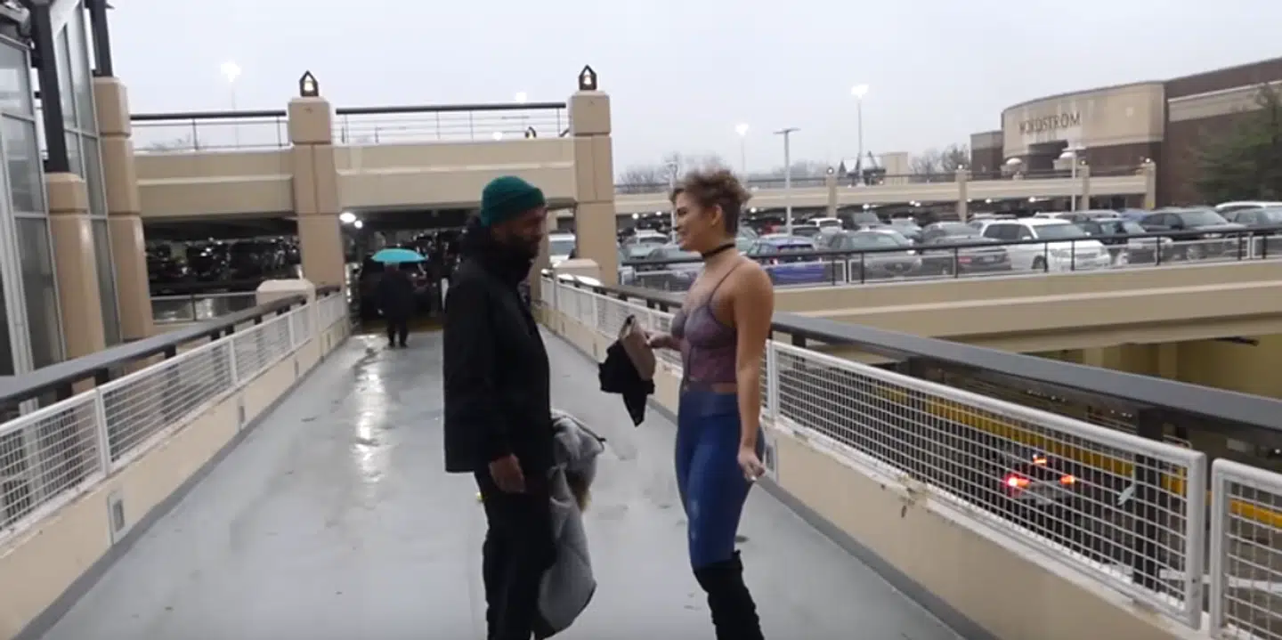 Joy må skynde sig at afsløre sin hemmelighed, inden regnen gør det for hende.