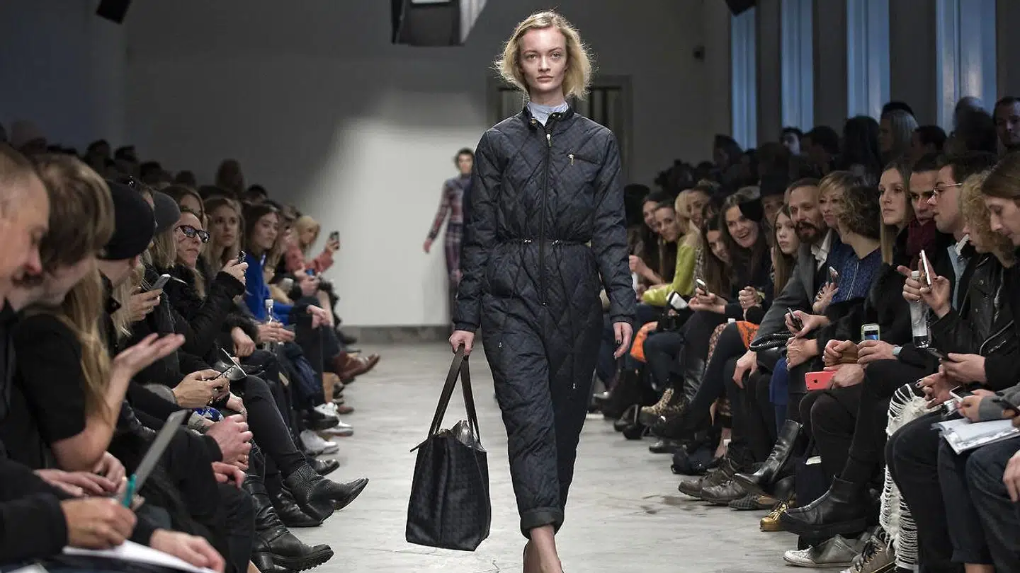 En model går show for Baum und Pferdgarten. Personerne på arkivbilledet her ikke noget med sagen at gøre.