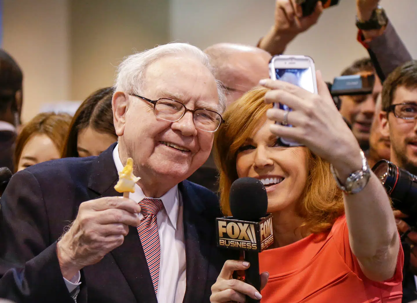 Warren Buffett. Her ses han sammen med journalisten Liz Claman fra Fox Business Network.