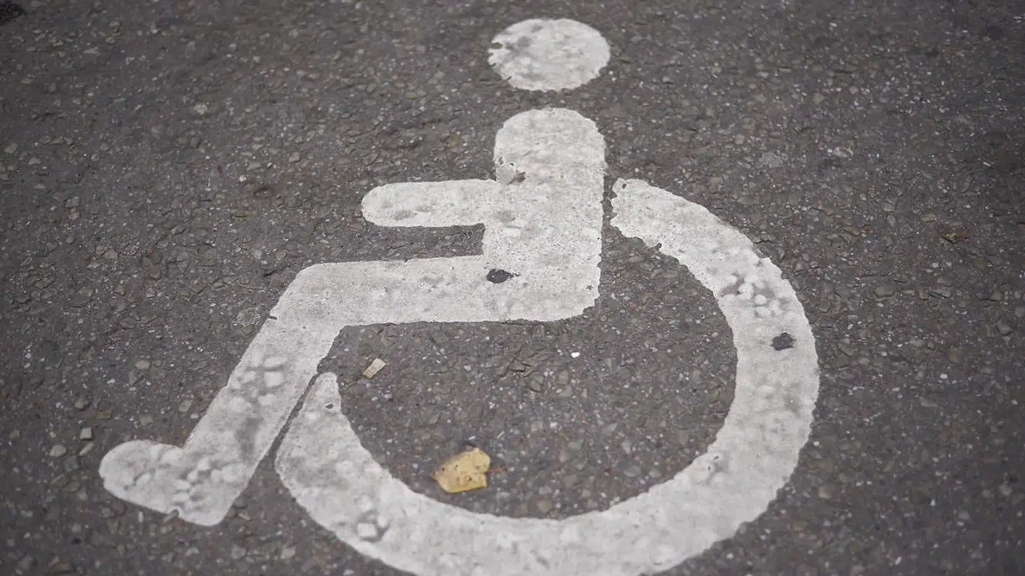 Handicapparkering piktogram på asfalt.