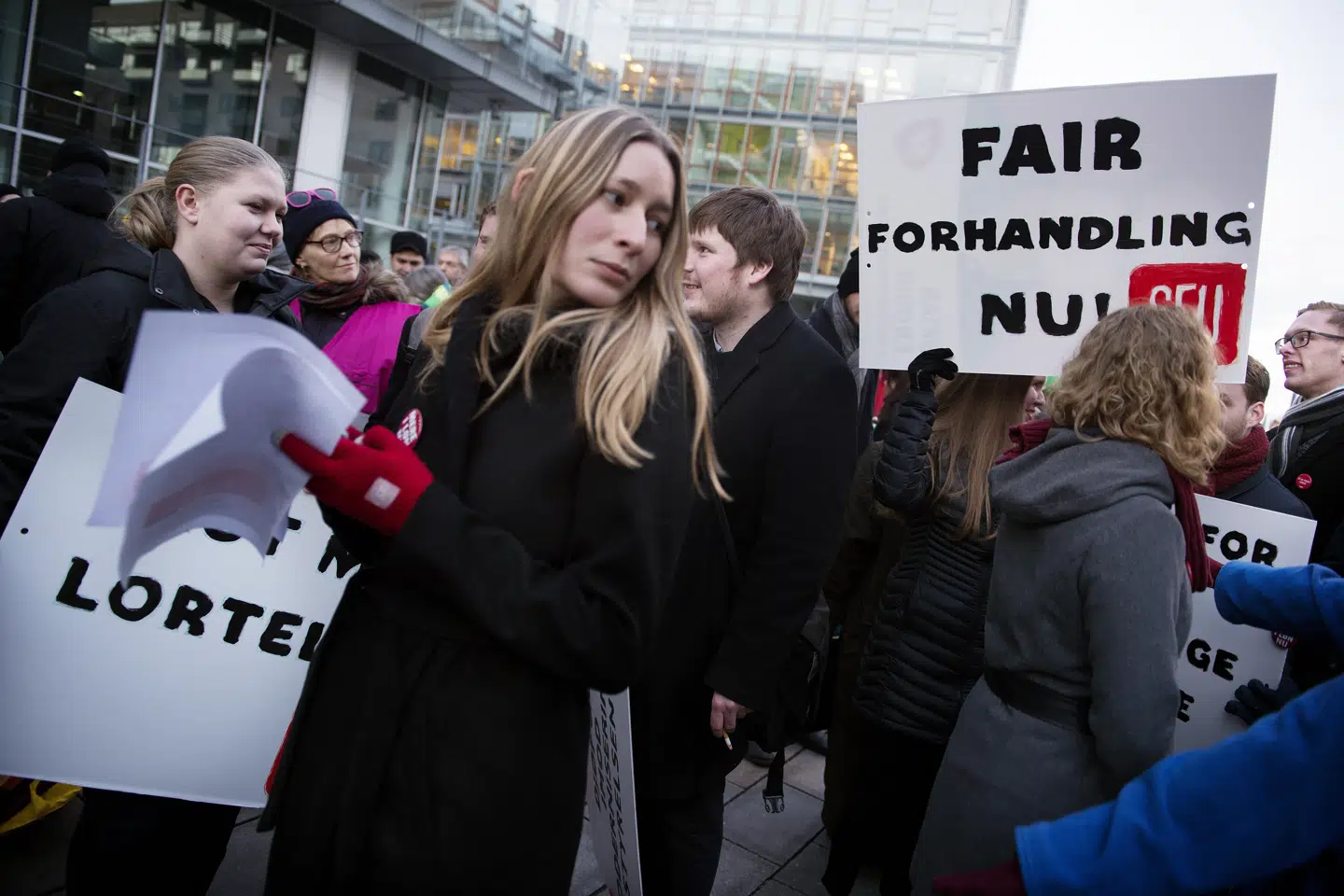 Offentligt ansatte demonstrerer foran Kommunernes Landsforening i protest mod de træge overenskomstforhandlinger, hvor parterne blandt andet strides om løn. Scanpix/Liselotte Sabroe