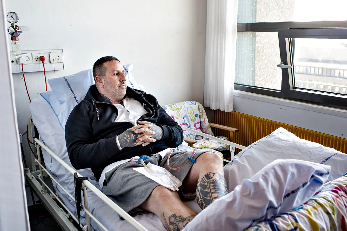 Den tidligere Hells Angels og Bandidos rocker Brian Sandberg fotograferet på Rigshospitalet efter en kræftoperation.