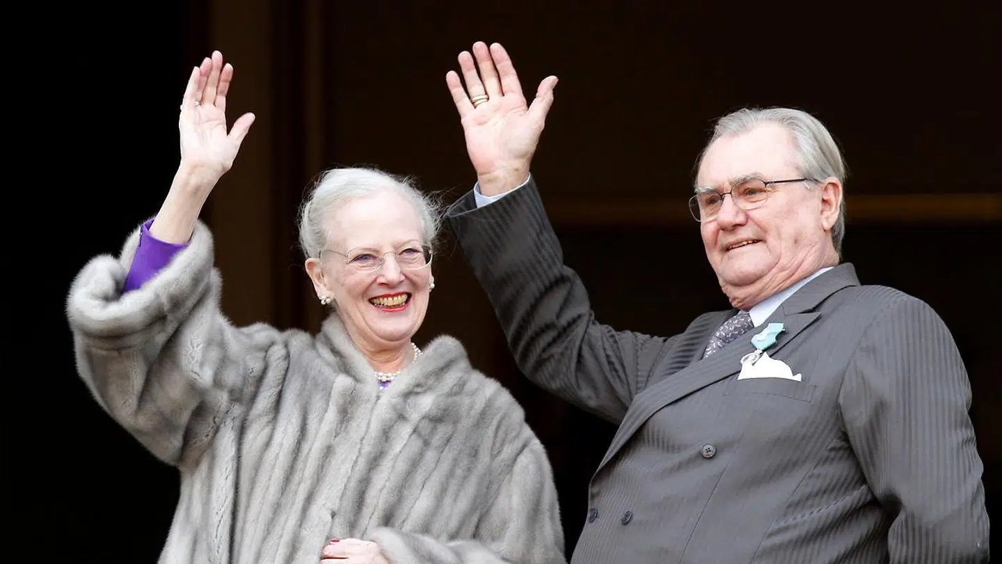 Dronning Margrethe og prins Henrik vinker i forbindelse med dronningens 40. års jubilæum fra balkonen på Amalienborg slot. Foto: Patrick van Katwijk / NETHERLANDS OUT
