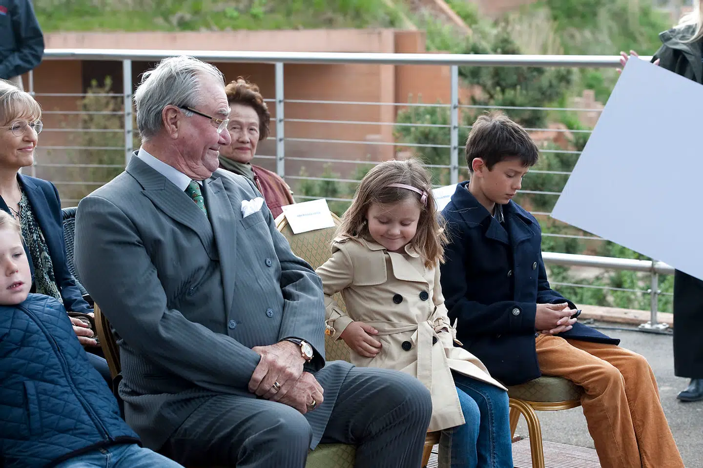 En af de protektioner, prins Joachim med stor fordel vil kunne overtage efter prins Henrik, er Zoologisk Have i København, som Prinsen her på billedet besøger sammen med prinsesse Isabella, prins Nikolai og prins Christian, der anes yderst til højre.