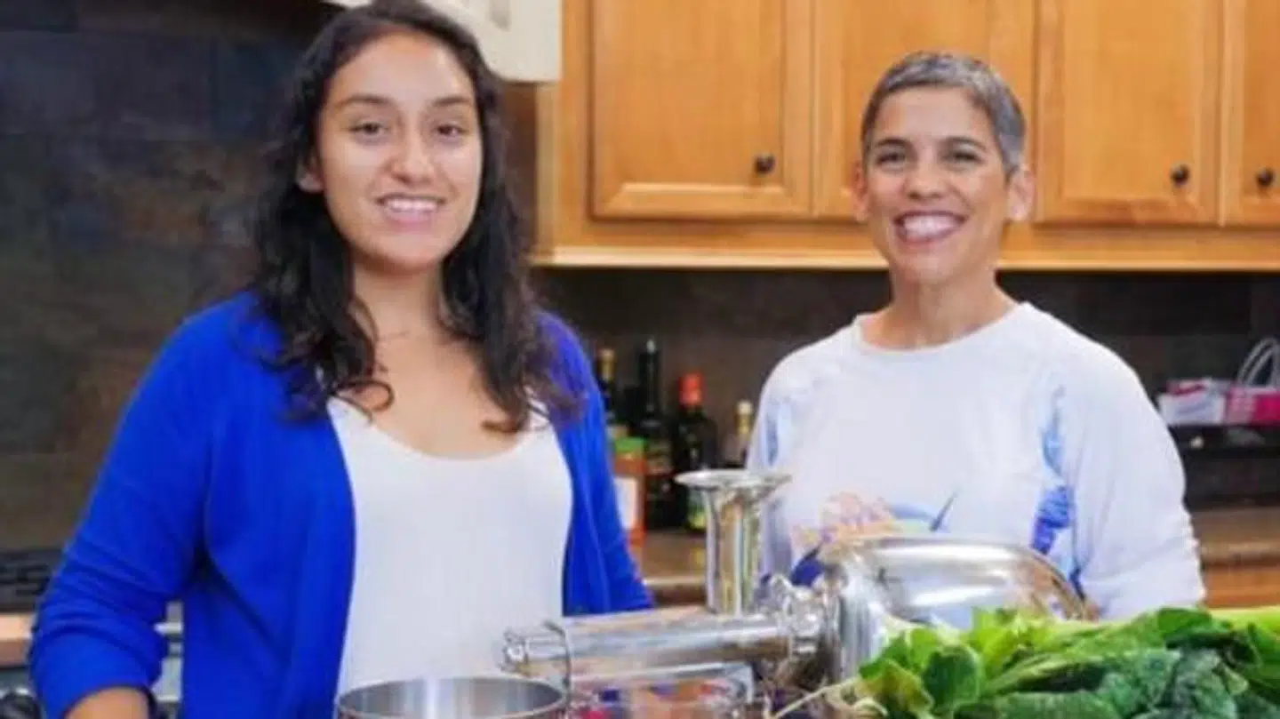 Den nu afdøde Mari Lopez sammen med niecen Liz Johnson i en af deres mange videoer på Youtube.