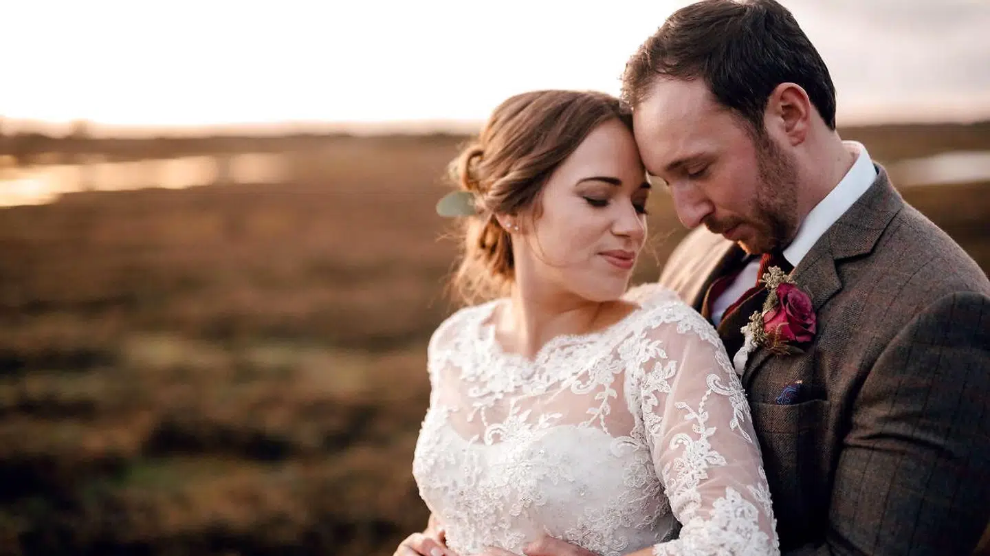 Jonathan Udall og Ellie Milward på deres brylllupsdag. Det nygifte ægtepar var taget på bryllupsrejse, hvor de undervejs mødtes med en gruppe venner for at fejre en fødselsdag. Jonathan Udall er torsdag afgået ved døden efter en helikopterulykke.