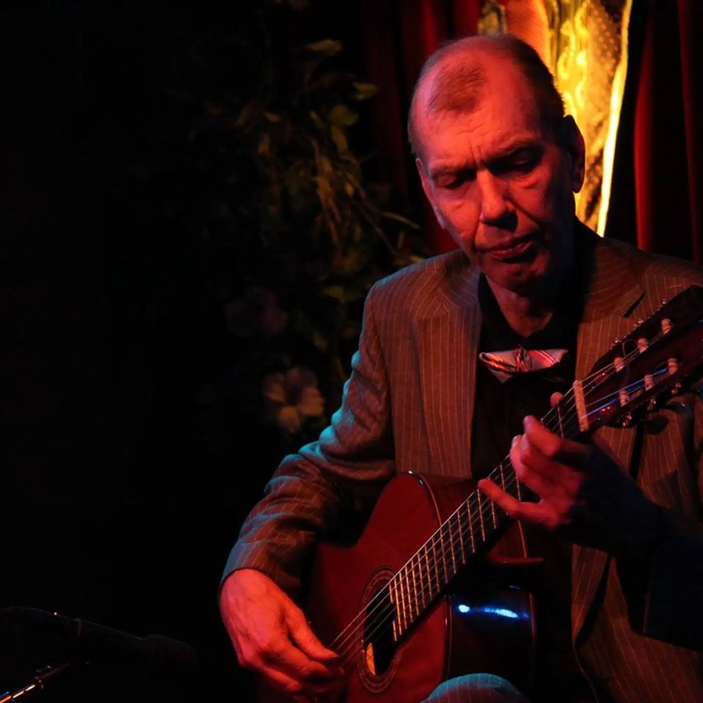 Jens Henriksen - også kendt under navnet Zorro - var et kendt og respekteret ansigt på Christiania. Her spiller han klassisk guitar under en af sine talrige optrædener på spillestedet Operaen, hvor han også arbejdede.