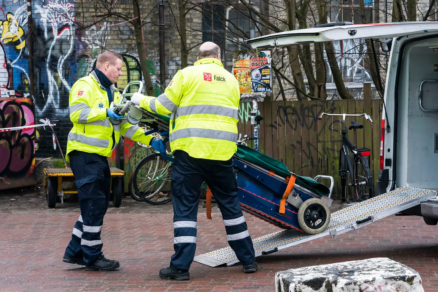 En mand er natten til fredag fundet død i forbindelse med en brand i en lejlighed på fristaden Christiania i København. Desuden er en anden mand kommet til skade efter at være sprunget eller faldet ud fra lejligheden, der ligger på tredje sal på adressen Psyak 61 tæt på Pusher Street. Det oplyser Henrik Moll, vagtchef ved Københavns Politi. En anden mand sprang ud fra bygningen og blev ilde tilredt, og han er her til morgen afgået ved døden fredag d. 26. januar 2018.. (Foto: Martin Sylvest/Scanpix 2018)