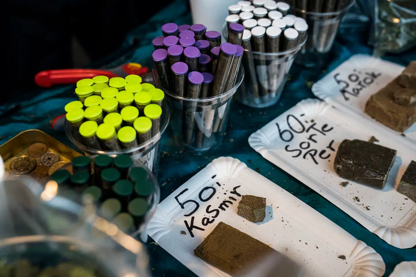 Salg af blandede cannabisprodukter - hash, pot , skunk og joints - på Christiania.