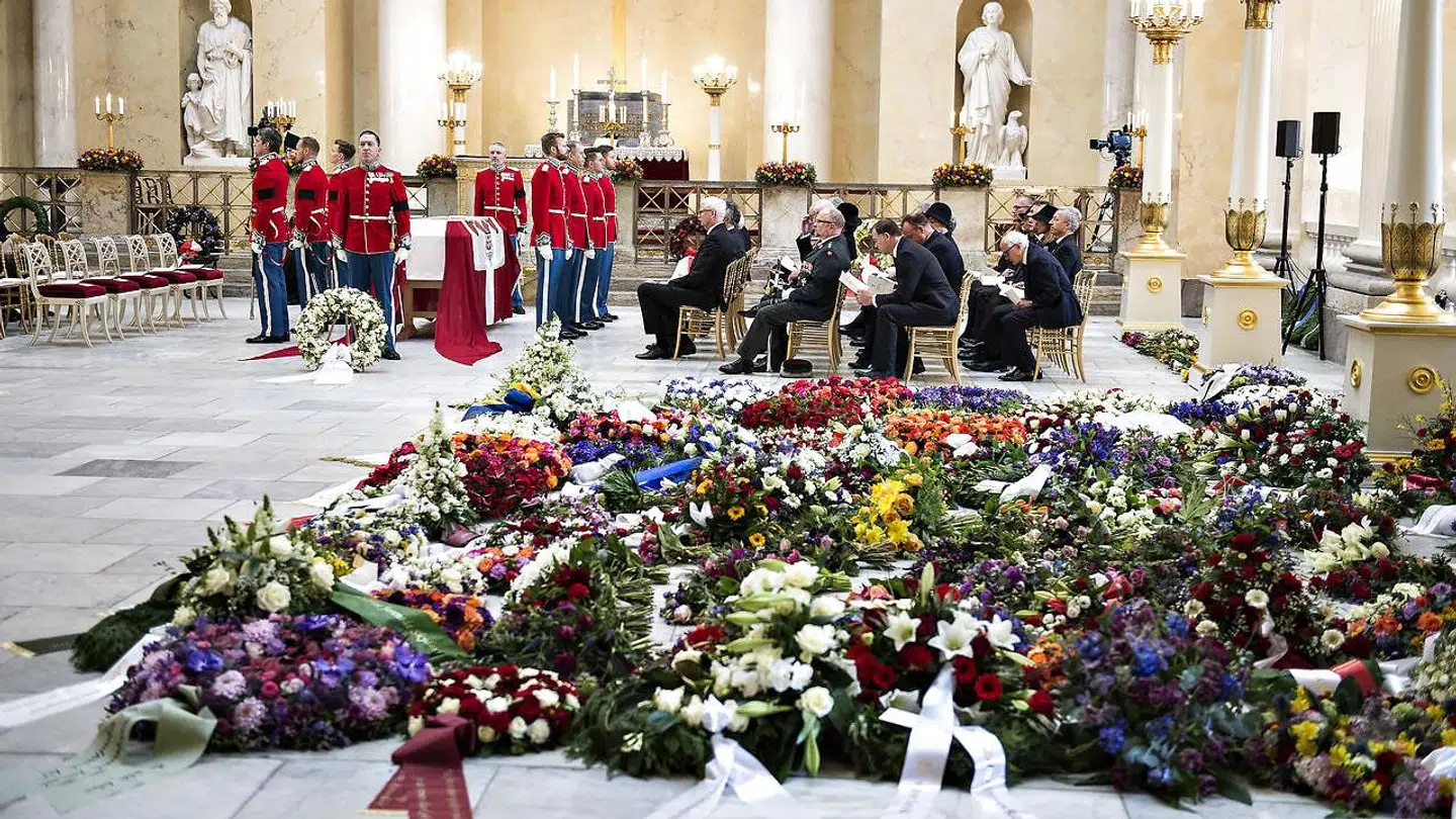 Blomsterkranse på gulvet ved Prins Henriks bisættelse fra Christianborg Slotskirke i København, tirsdag den 20. februar 2018. Blomsterne var arrangeret som 'en blomstrende have'.