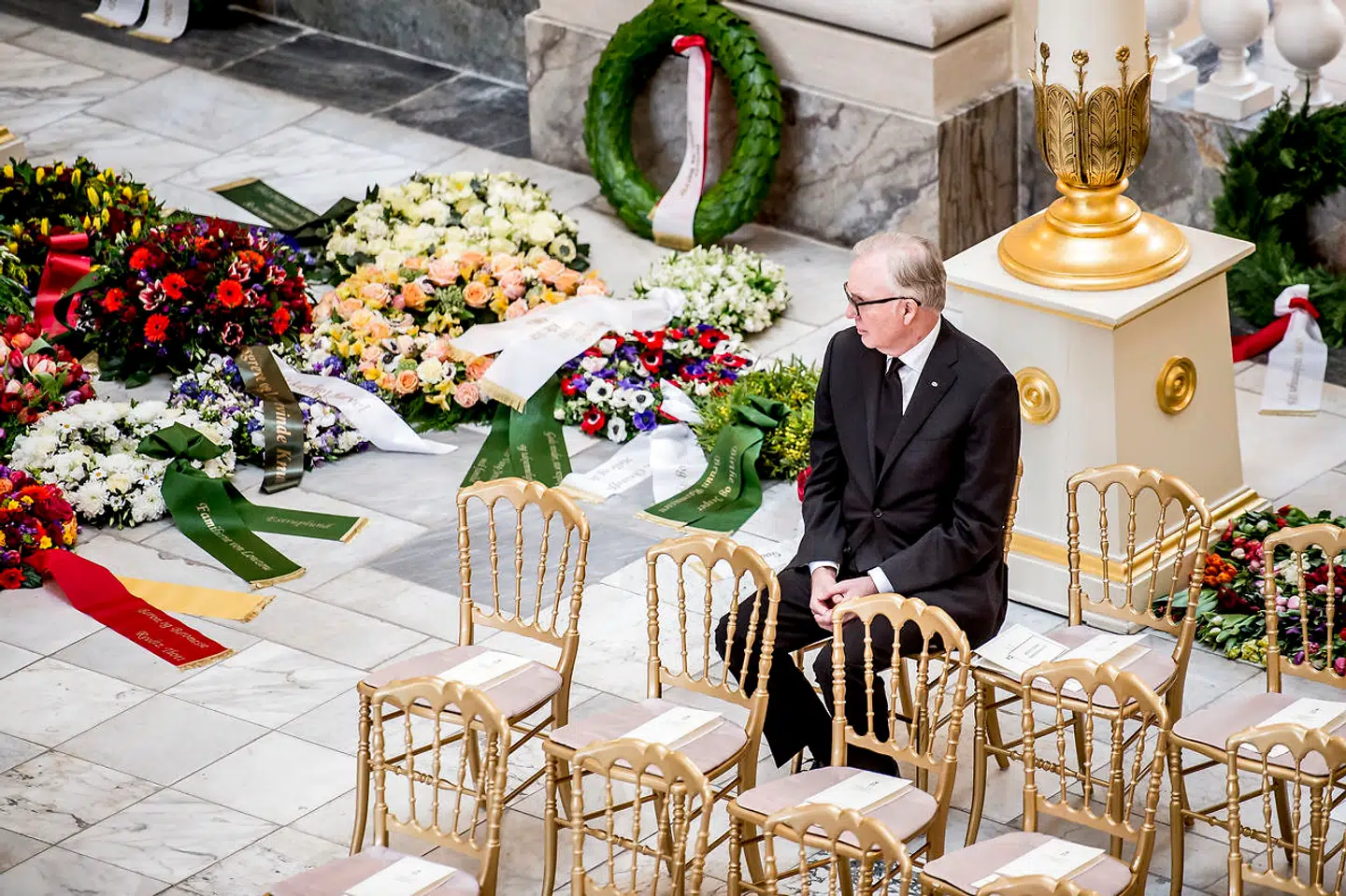 Gæsterne ankom til kirken i en bestemt række følge med de vigtigste medlemmer af kongefamilien til sidst. Fritz Schur kom noget tid før resten af den kongelige familie og måtte derfor sidde en stund alene, før de andre ankom til kirken.