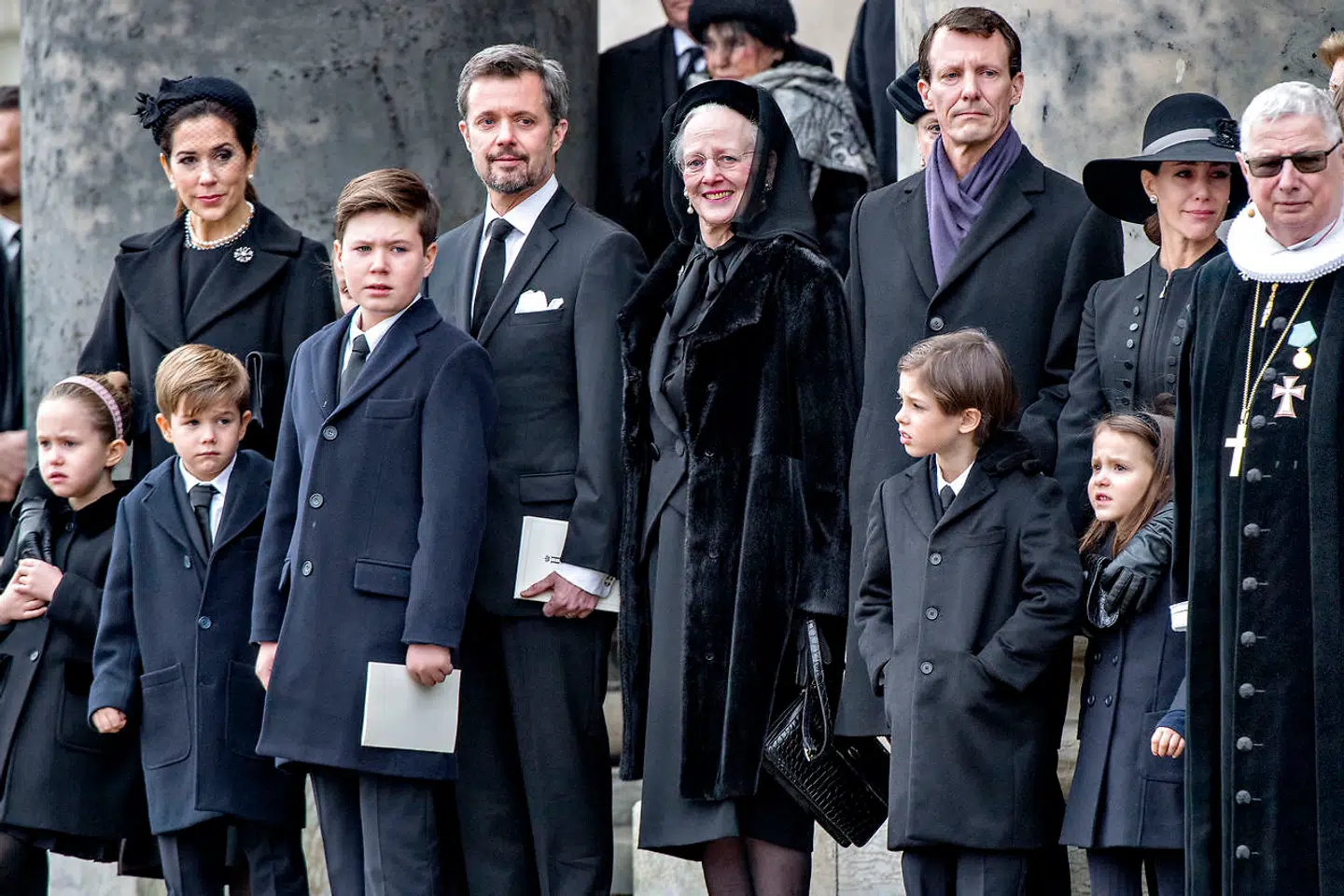 Det gjorde tydeligvis ondt på den kongelige familie at se den sølvgrå rustvogn køre bort med prins Henriks flagsmykkede kiste fra Christinsborg Slotskirke.