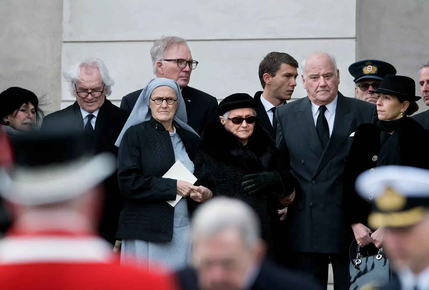 Her ses Fritz Schur udenfor kirken bag ved prins Henriks franske familie, der også var indbudt til bisættelsen.