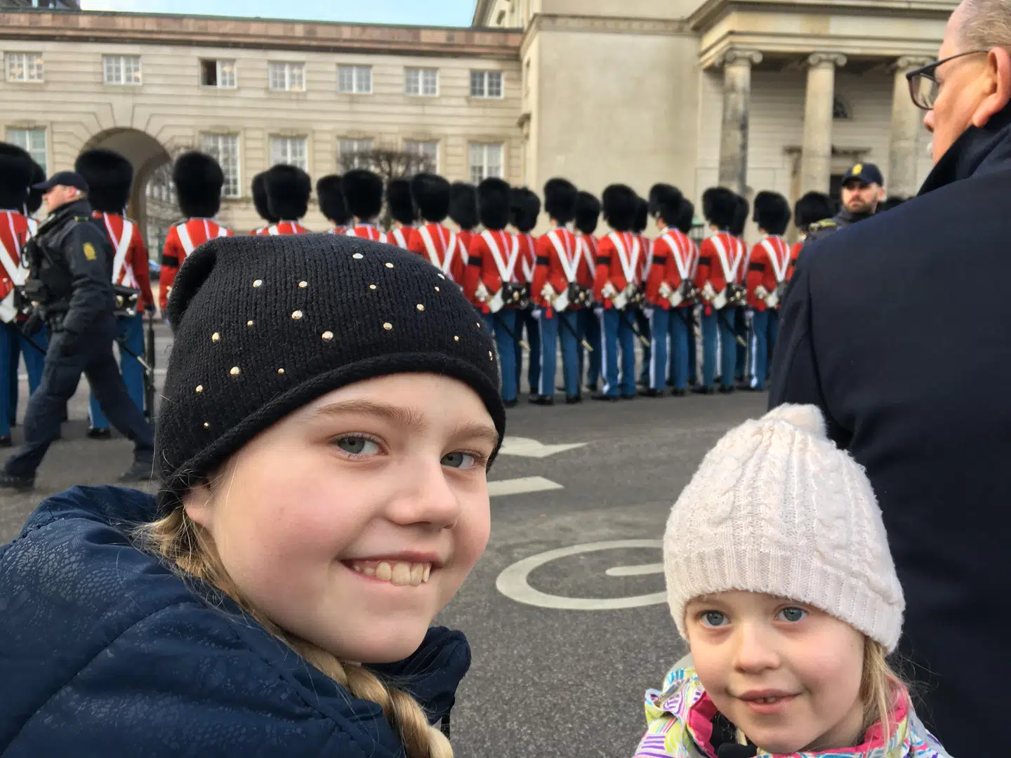 Søstrene Laura, 9½, og Sofie, 6½, havde en stor oplevelse foran Christiansborg Slotskirke, men havde lidt svært ved at se dronning Margrethe og de andre kongelige på grund af de garderhøje soldater.