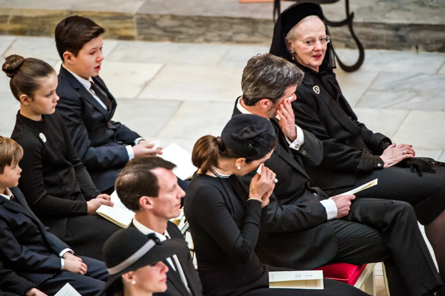 Både dronningen og hendes sønner havde svært ved at holde tårerne tilbage. Også prins Christian og hans lillesøster prinsesse Isabella så tydeligt berørte ud under bisættelsen.