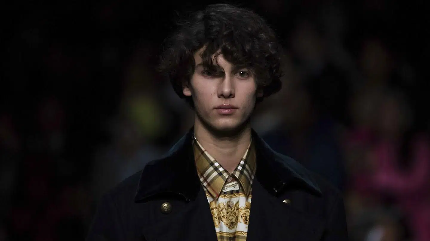 London Fashionweek blev i weekenden skudt i gang, og lørdag havde Burberry et opsigtsvækkende es i det ternede skjorteærme. Den britiske modegigant havde nemlig, ifølge BTs oplysninger, hyret danske prins Nikolai til at gå ned ad catwalken for at vise den kommende efterårs- og vinterkollektion.