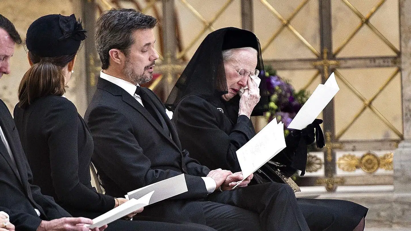 Dronning Margrethe måtte finde sit lommetørklæde frem, da hendes mand, prins Henrik, tirsdag blev bisat