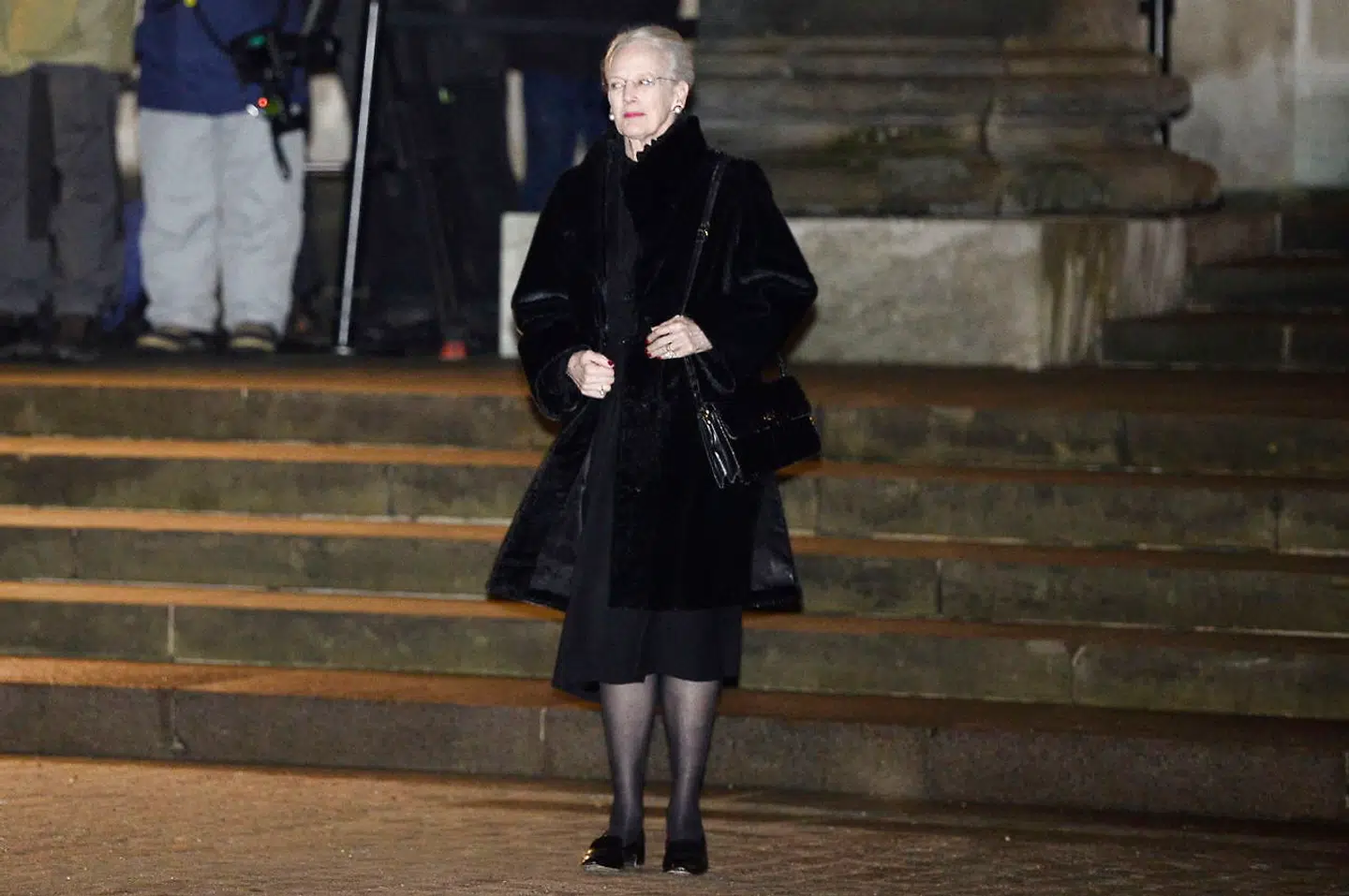 Dronningen ses her fredag den 16. februar, da prins Henriks kiste blev overført til Christiansborgs Slotskirke.