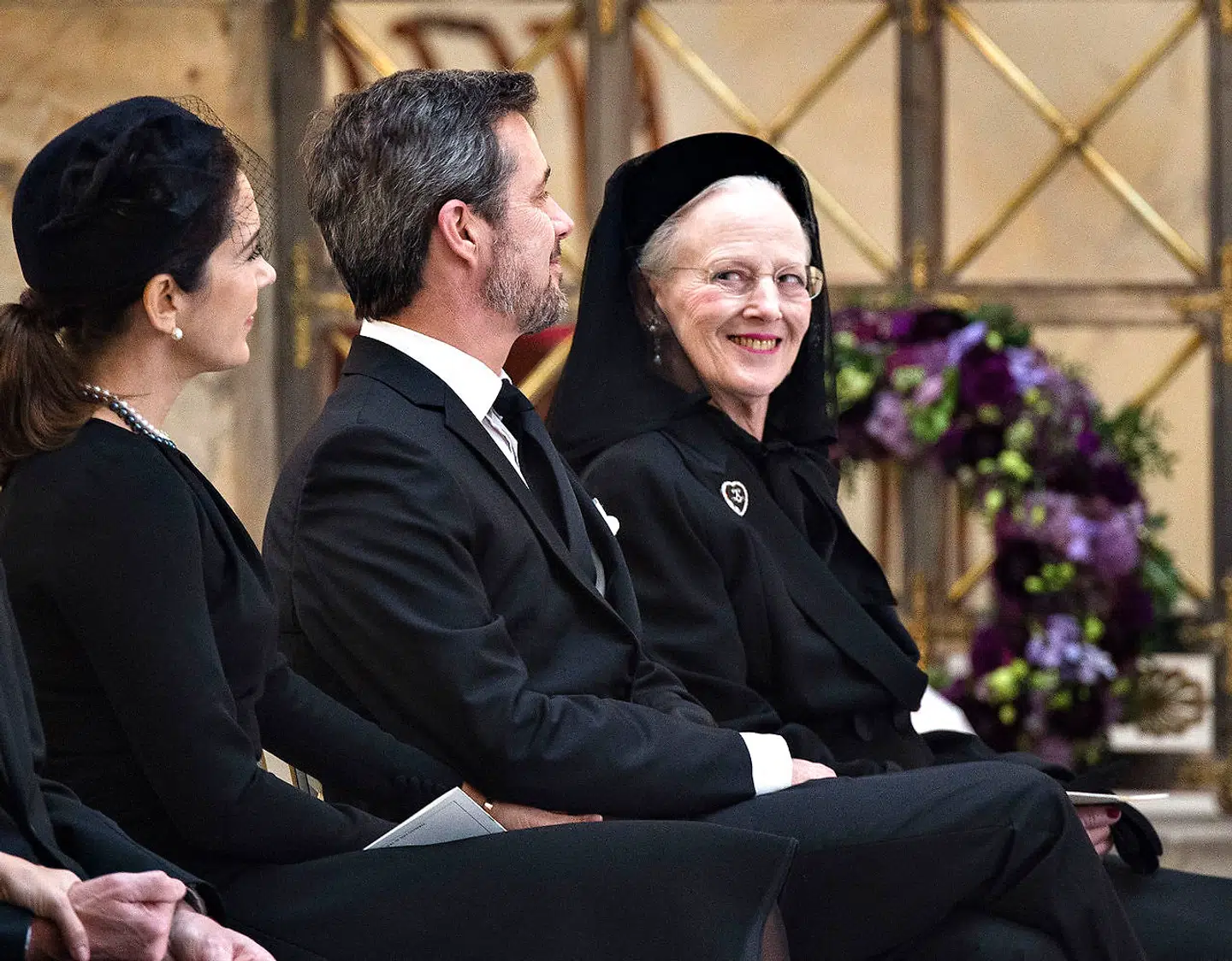 Dronning Margrethe ser på Kronprins Frederik under Prins Henriks bisættelse fra Christianborg Slotskirke