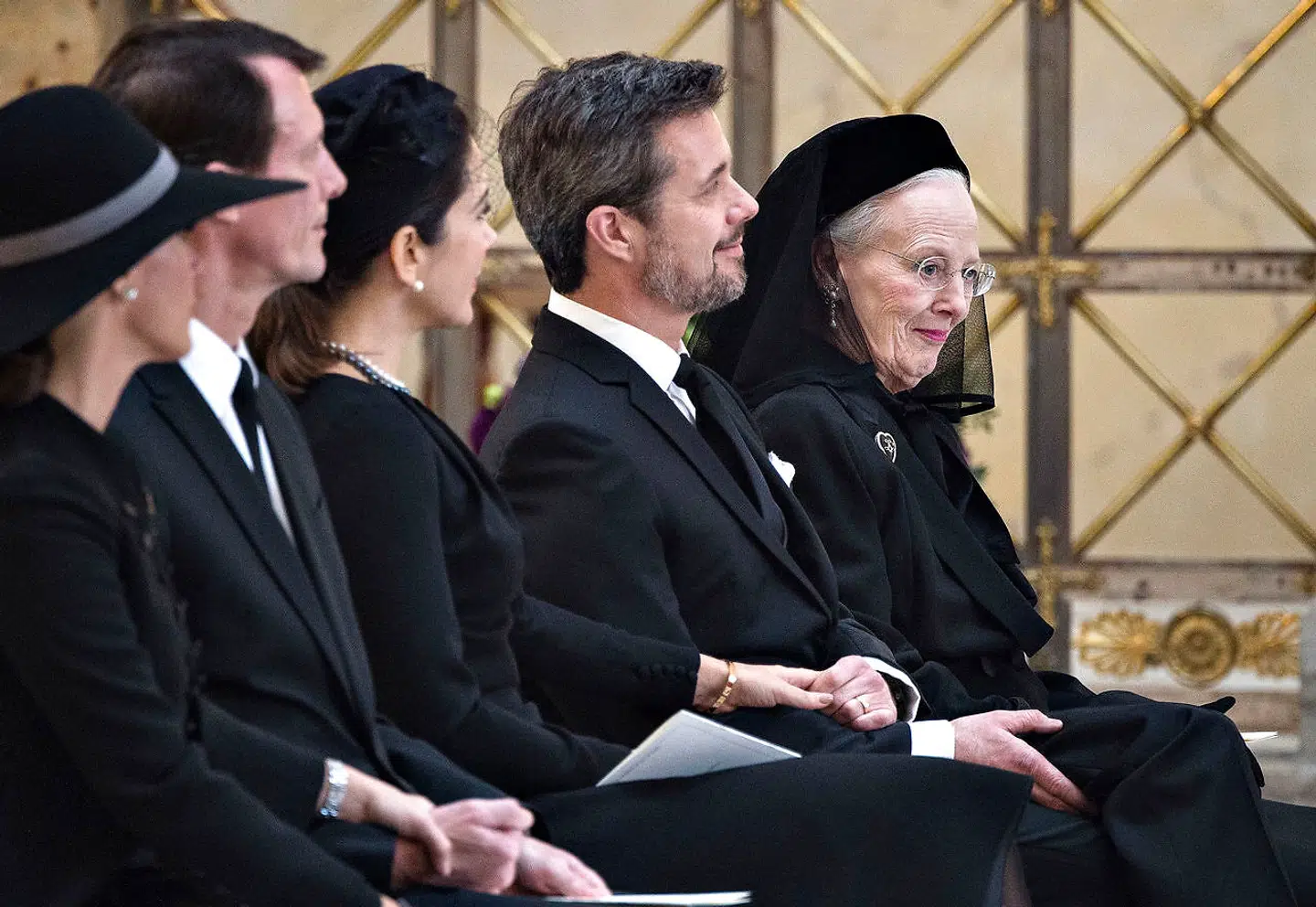 Den kongelige familie holder i hånd under Prins Henriks bisættelse