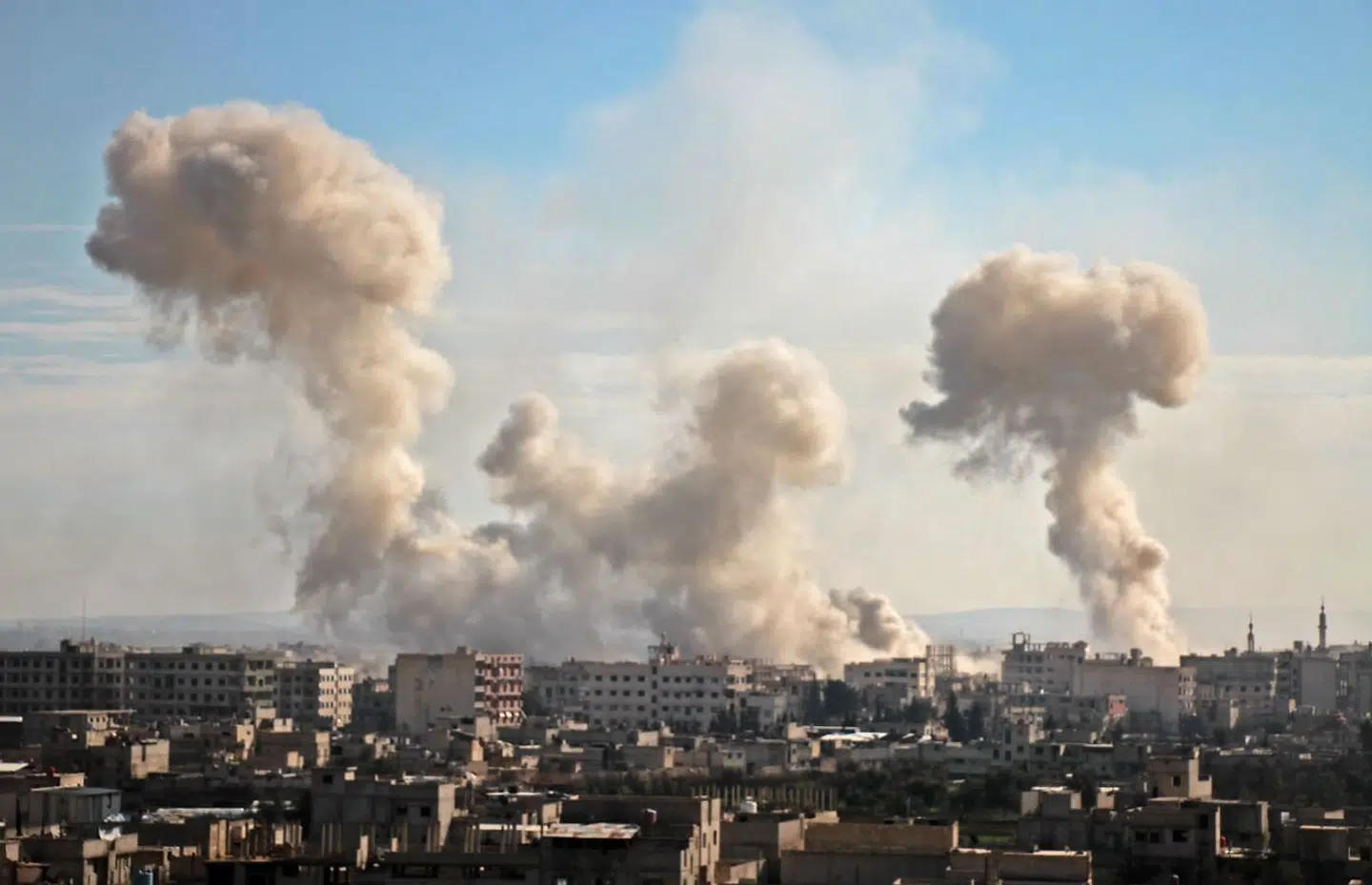 Røg stiger op fra landsbyen Mesraba i det østlige Ghouta i udkanten af Damaskus. Den 19. februar.