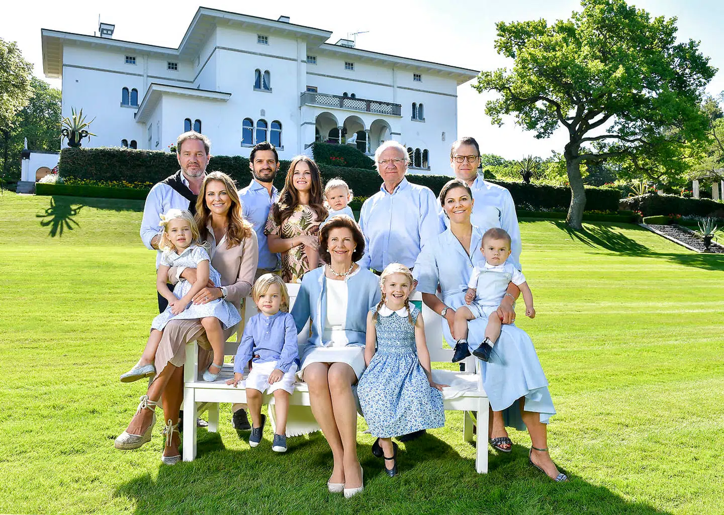 SOLLIDEN 2017-07-15 Övre raden från vänster: Christopher O'Neill, prins Carl Philip, prinsessan Sofia, prins Alexander, kung Carl Gustaf, prins Daniel. Undre raden från vänster: Prinsessan Leonore, prinsessan Madeline, prins Nicolas, drottning Silvia, prinsessan Estelle, kronprinsessan Victoria, prins Oscar fotograferade utanför Sollidens slott på Öland. Foto: Jonas Ekstromer / Kungahuset / Handout / kod 10500 **OBLIGATORISK BYLINE: Jonas Ekstromer/TT / ** **Endast för redaktionell användning. Bilden kommer från en extern källa och distribueras i sin ursprungliga form som en service till våra abonnenter**. (Foto: 10500 Jonas Ekstromer/TT/Scanpix 2017)