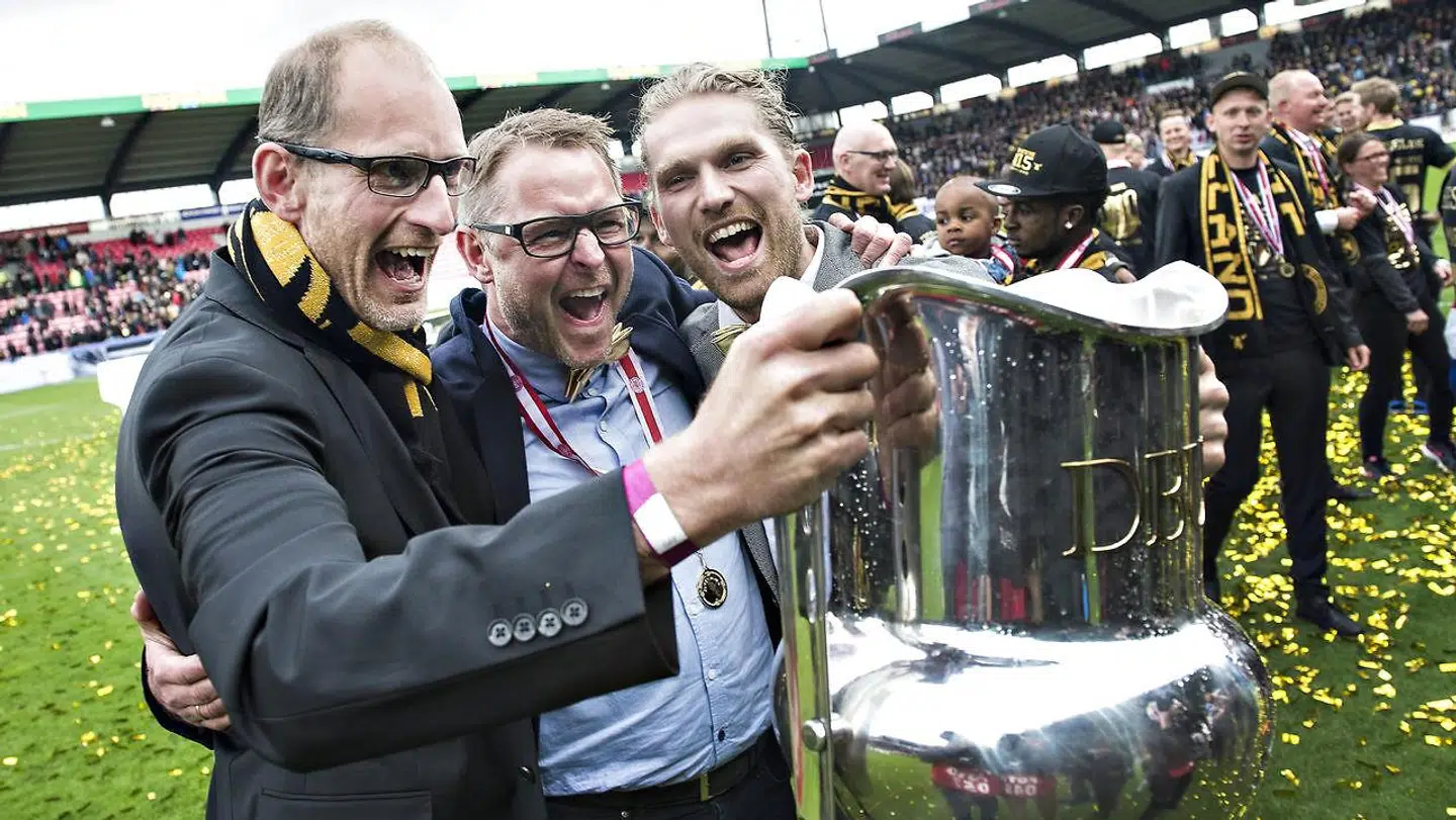 FCM-sportschef Svend Graversen (tv) ses her ved FCMs guld i 2015. Han er med egne ord afsindigt stolt af, at klubben netop nu fører Superligaen og har ingen kommentarer til, at klubben skulle sætte sig selv op på en piedestal.