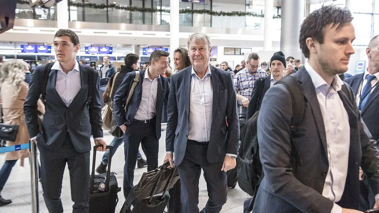 Andreas Christensen (tv), Jon Dahl Tomasson, ass. træner, Danmark og landsholdstræner Åge Hareide (im) og William Kvist (th) sammen med resten af landsholdet i Kastrup Lufthavn inden afgang til Irland søndag den 12. november 2017, hvor de vandt med 4-1.